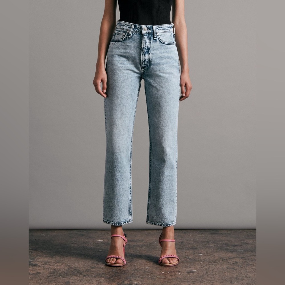 Alex High-Rise Ankle Straight - Venice
Slim Fit Ankle Light Indigo Jean